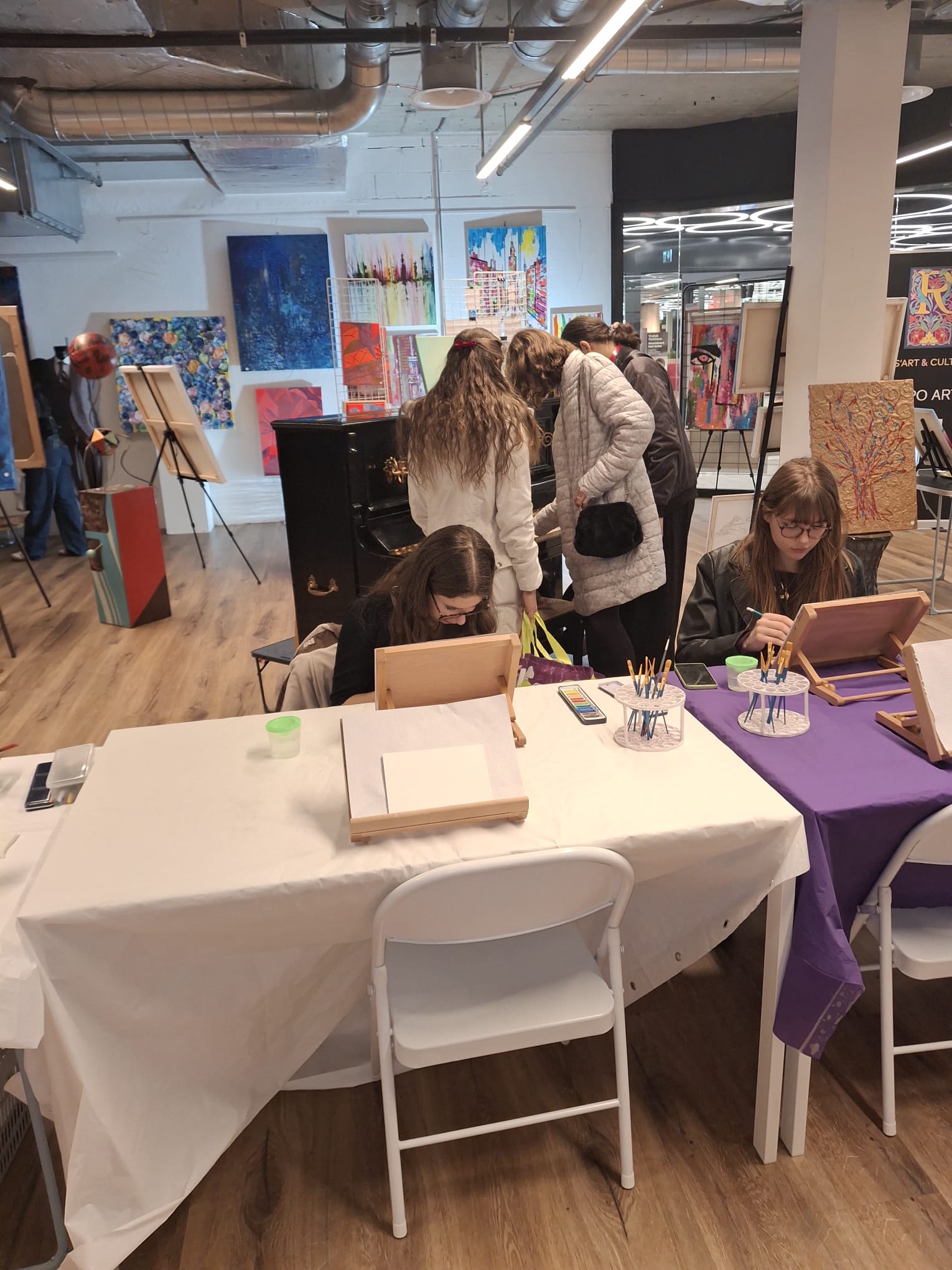 Toiles colorées exposées dans l'atelier